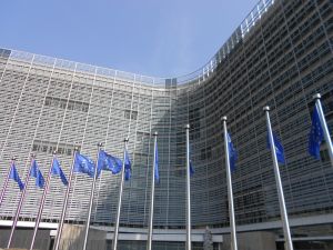 Giganţii Internetului vor avea de plătit o nouă taxă introdusă de Comisia Europeană