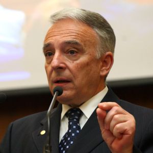 Mugur Isărescu: "Am purtat un dialog verbal cu partidele de opoziţie, iar preşedintele Camerei Deputaţilor a preferat calea scrisă. I-am răspuns, tot pe cale scrisă".