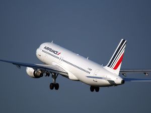 Air France a anulat o treime din zboruri din cauza grevei angajaţilor