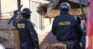 Poliţiştii fac astăzi percheziţii în 11 judeţe