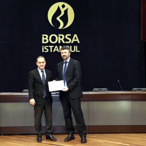 Serkan Karabacak, vicepreşedinte executiv al Borsa Istanbul (stânga), la finalizarea unui program de instruire organizat de Borsa Istanbul.