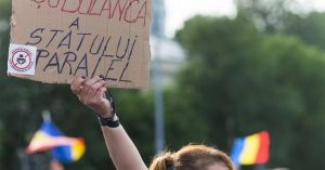 Câteva sute de oameni protestează în Piaţa Victoriei