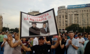 Peste 2.000 de oameni protestează în Piaţa Victoriei