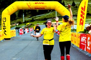 Ediţia a IX-a DHL Carpathian Marathon a reunit peste 2.000 de participanţi la eveniment - alergători şi susţinători.