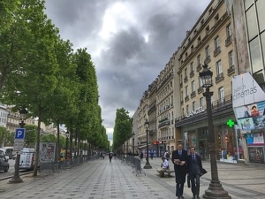 Champs-Élysees se transformă în cinematograf