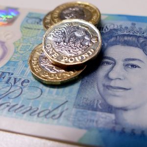 Lira va pierde 8% faţă de dolar, în lipsa unui acord de Brexit