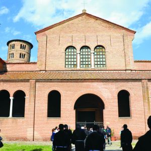 Una dintre cele mai frumoase biserici cu mozaic, dintre multele pe care le are Ravenna, se numeşte Sant'Apollinare in Classe. Nu este chiar în mijlocul oraşului, ci undeva mai în periurban, la Classe, mai exact. A fost consacrată la 9 mai 549 de episcopul Maximian, primind hramul sfântului Apollinarie, primul episcop al Ravennei.