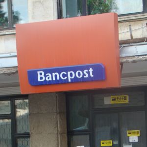 Bancpost, obligată de instanţă să elimine clauza de dobândă din contractele în CHF