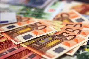 Euro s-a depreciat la 4,6628 lei