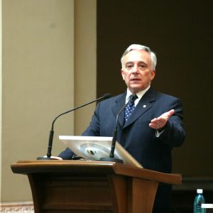 Mugur Isărescu