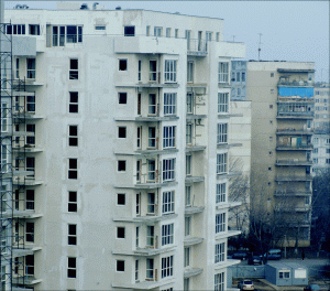 Cumpărătorii de locuinţe noi încă aşteaptă ieftinirile