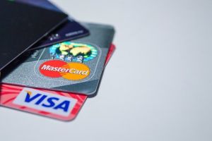 Visa şi Mastercard propun reducerea comisioanelor 