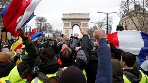 Continuă manifestaţiile împotriva lui Macron la Paris