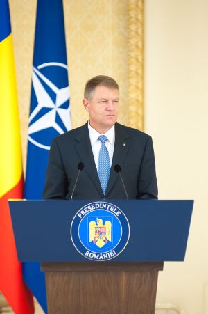 Iohannis a decorat instituţii româneşti din Serbia