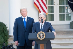 Donald Trump şi Jerome Powell (Sursa foto: Twitter)