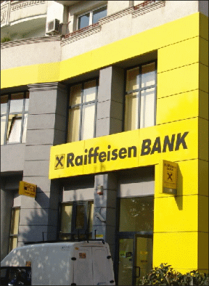 Condiţii mai restictive la Raiffeisen Bank 