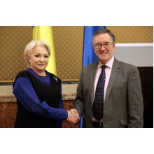 Viorica Dăncilă şi Andrew Noble (Sursa foto: Guvern.ro)