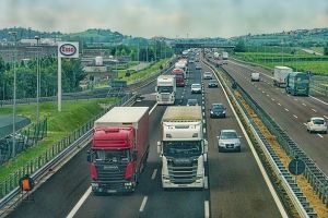 UE anunţă reducerea cu 30% a emisiilor de CO2 pentru noile camioane şi autobuze