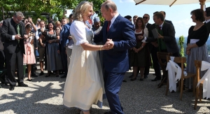 Karin Kneissl şi Vladimir Putin la nunta lui Kneissl (Sursă foto: Twitter)