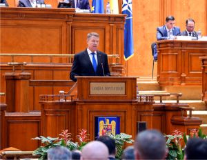 Klaus Iohannis: " Ne confruntăm cu ameninţări tot mai complexe, atât clasice, cât şi asimetrice şi hibride, provenind din multiple direcţii strategice, care tind să afecteze în moduri tot mai subtile NATO".