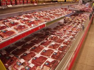 Preţul cărnii de porc şi de pasăre va creşte cu încă 30-40% în perioada imediat următoare 