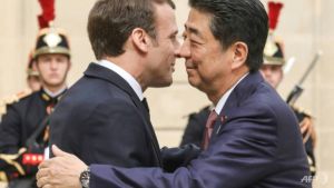 Emmanuel Macron şi Shinzo Abe (Sursa foto: Twitter)