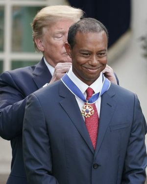 Tiger Woods medaliat de Donald Trump (Sursă foto: Twitter)