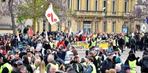 Poliţia foloseşte gaze lacrimogene în confruntările cu vestele galbene