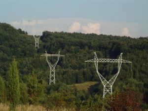 Noua lege din domeniul energetic susţine extinderea infrastructurii de transport al electricităţii 