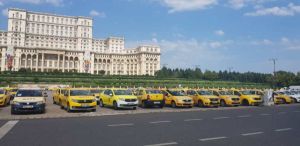 Aproape 300 de taximetrişti protestează în Piaţa Constituţiei