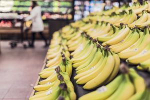 Chinezii cumpără cantităţi record de banane din străinătate