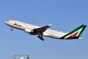 Surse: Atlantia ia în calcul preluarea unei participaţii la Alitalia