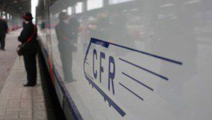 Angajaţi ai CFR Călători protestează în faţa Ministerului Transporturilor