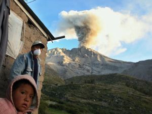 Sute de persoane au fost evacuate după erupţia vulcanului Ubinas