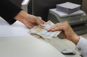 Restanţele la creditele în lei, în scădere cu 2,15%, iar cele în valută cu 8%