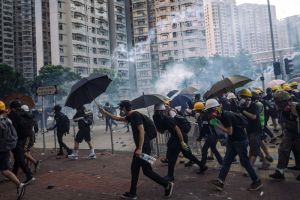 Ciocniri între poliţie şi protestatari în centrul Hong Kongului