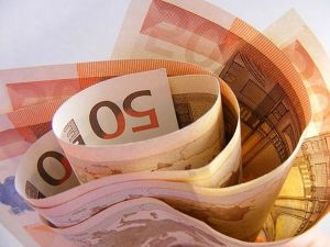 Euro s-a apreciat la 4,7274 lei