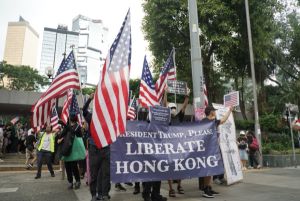 Hong Kong - Sute de demonstranţi, marş spre Consulatul american