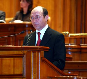 Băsescu primea 1.500 de dolari să toarne la Securitate