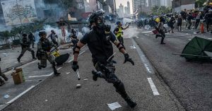 Un manifestant rănit cu gloanţe reale la Hong Kong în cursul unei "zile de doliu"