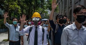 Guvernul din Hong Kong interzice purtarea măştilor la manifestaţii