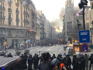  Sute de mii de catalani protestează la Barcelona