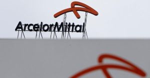  ArcelorMittal renunţă la preluarea combinatului Ilva generând un val de critici în Italia