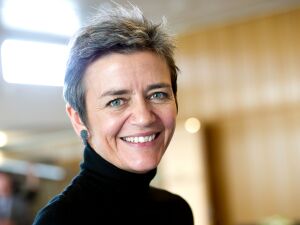 Comisarul pentru Concurenţă al Uniunii Europene, Margrethe Vestager, a lăudat Twitter pentru interzicerea publicităţii politice, dar a criticat Facebook, care continuă să o permită, pentru "manipularea de facto a deciziilor de vot". Margrethe Vestager a primit noi prerogative din partea UE pentru supravegherea sectorului tehnologic pe parcursul următorilor cinci ani. 