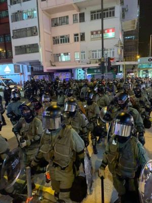 Sute de demonstranţi pro-China au ieşit în stradă la Hong Kong 