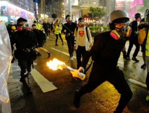 Manifestanţii asediaţi de trei zile din Hong Kong refuză să se predea