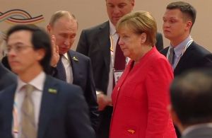 Angela Merkel se întânleşte cu Vladimir Putin pentru a discuta despre crizele din Orientul Mijlociu 