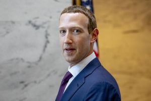 Facebook interzice videoclipurile "deepfake"