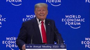 Donald Trump denunţă la Davos "profeţii pesimişti" şi "predicţiile apocalipsei"