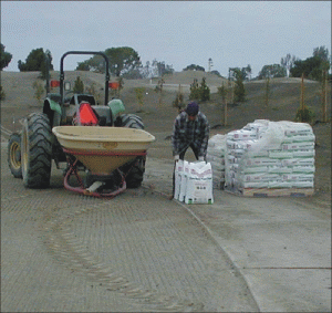 Sacul de îngrăşăminte chimice, aşteptându-şi agricultorul.